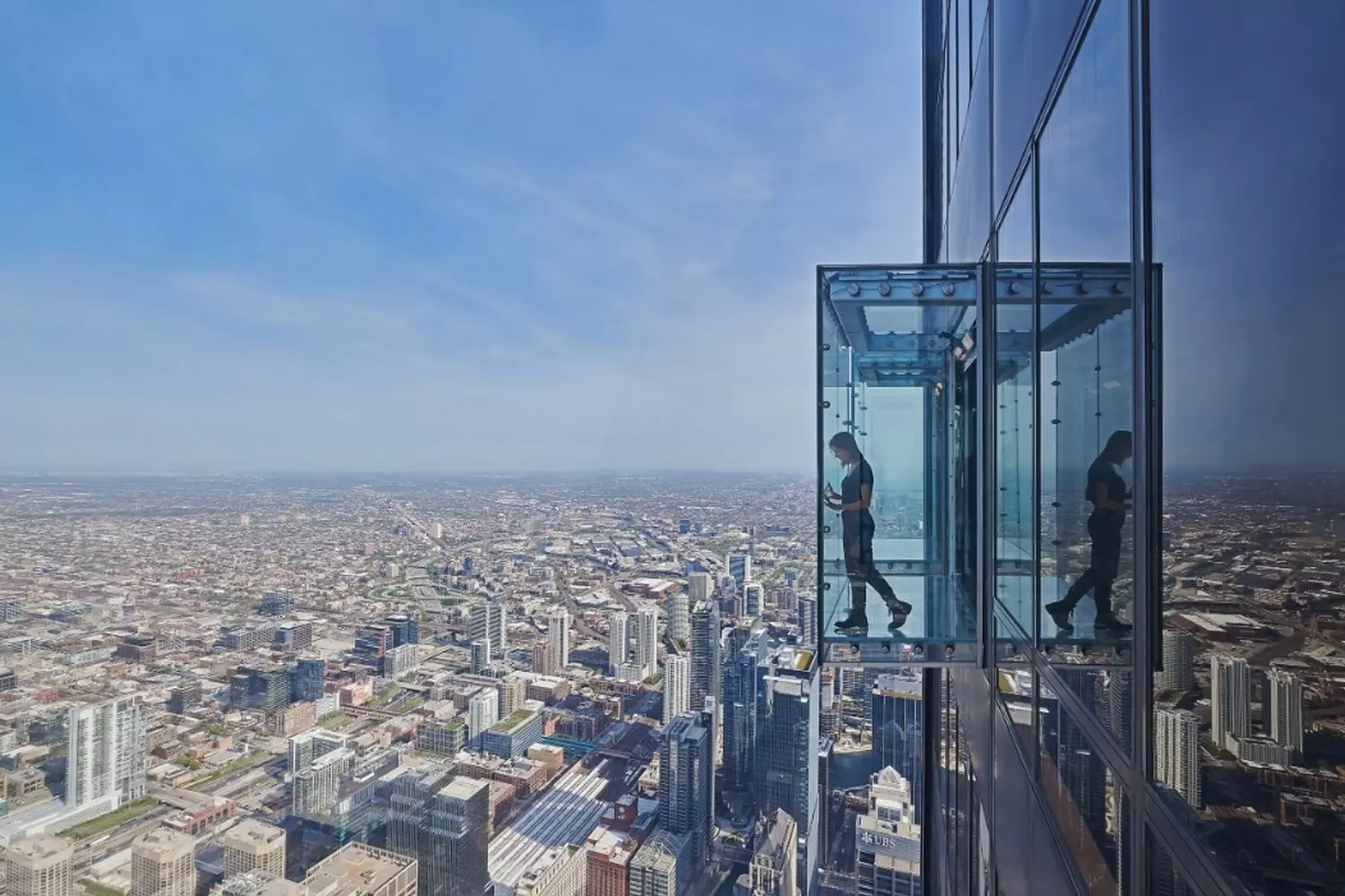 Skydeck в Чикаго — панорамный вид с башни Уиллис Вид с обзорной площадки Skydeck в башне Уиллис на панораму Чикаго