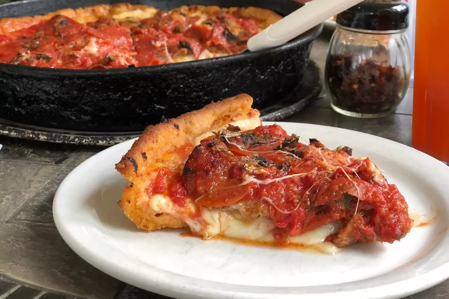 Чикагская deep-dish пицца — легендарный кулинарный символ города Классическая чикагская deep-dish пицца с толстым тестом, томатным соусом и расплавленным сыром