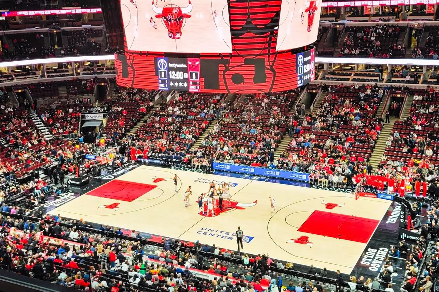 Матч Chicago Bulls — игра НБА на арене United Center Баскетбольный матч Chicago Bulls в United Center: игроки в динамике на площадке