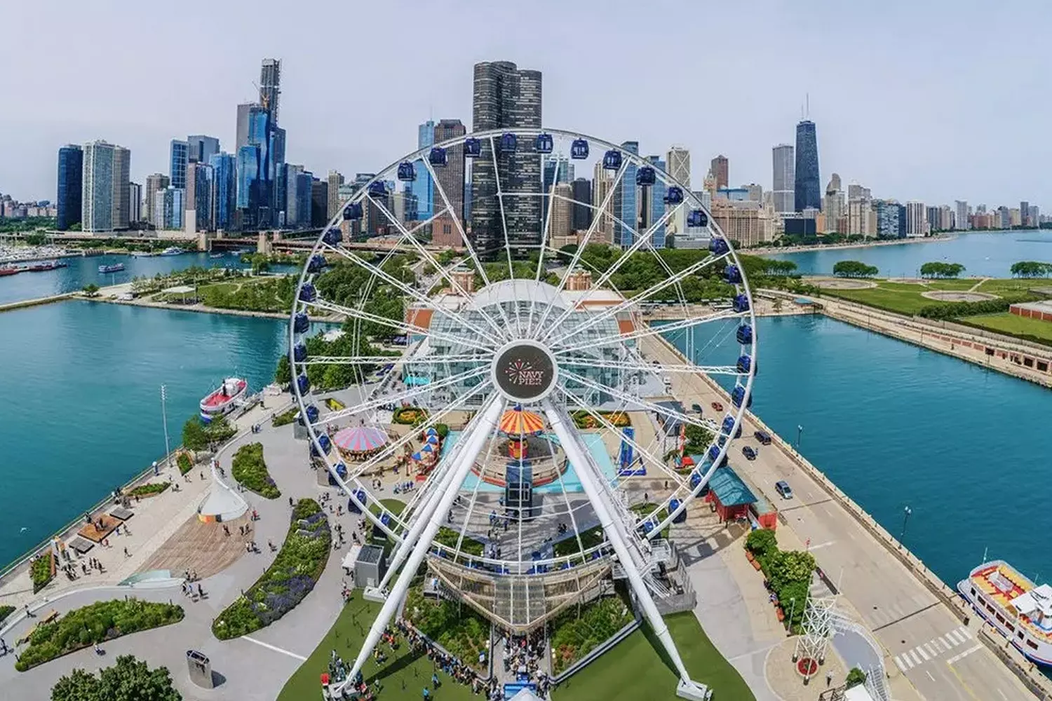 Navy Pier в Чикаго — популярное место отдыха и достопримечательность на берегу озера Вид на Navy Pier в Чикаго с колесом обозрения, набережной и отдыхающими туристами