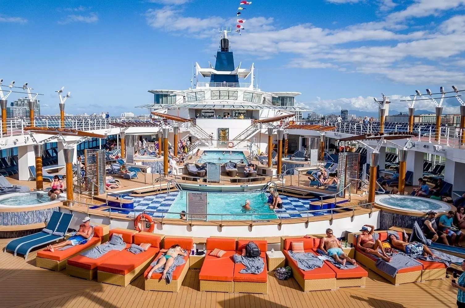 Celebrity Cruises — современная роскошь и утонченное путешествие Круизный лайнер Celebrity Cruises у побережья на закате