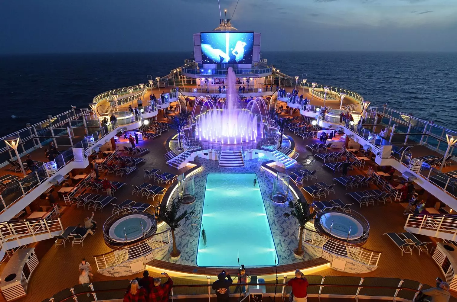 Princess Cruises — элегантность и приключения ждут вас на борту Круизный лайнер Princess Cruises плывёт по спокойным водам