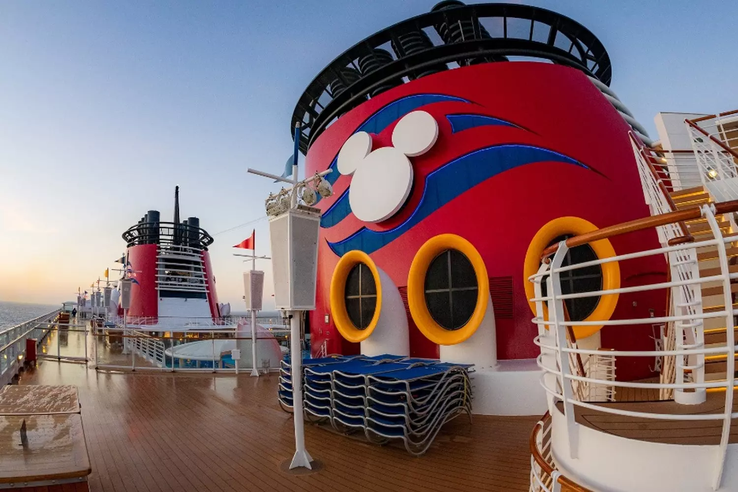Disney Cruise Line — волшебное путешествие для всей семьи. Круизный лайнер Disney Cruise Line в океане