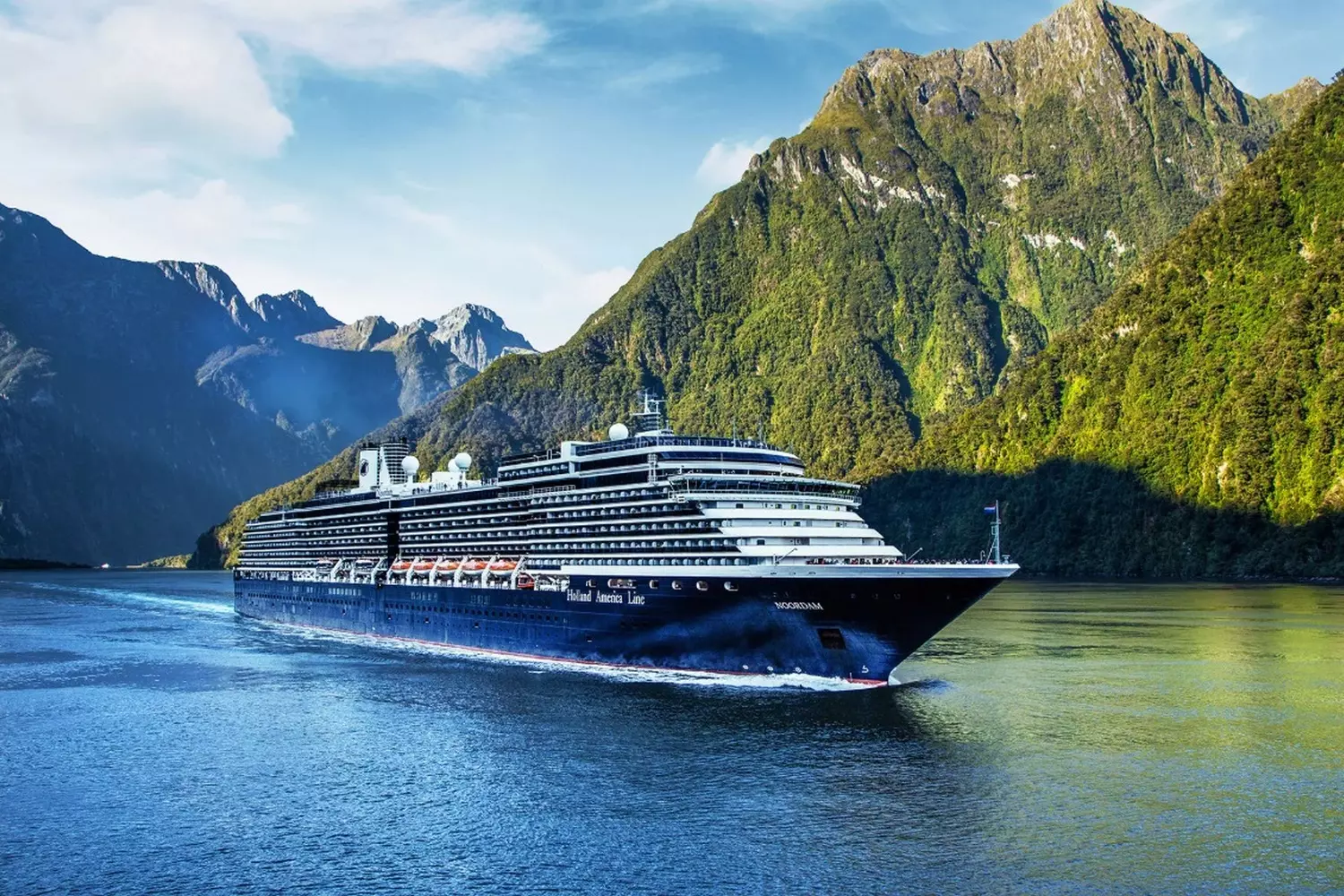 Holland America Line — вечная элегантность и незабываемые путешествия Круизный лайнер Holland America Line в океане