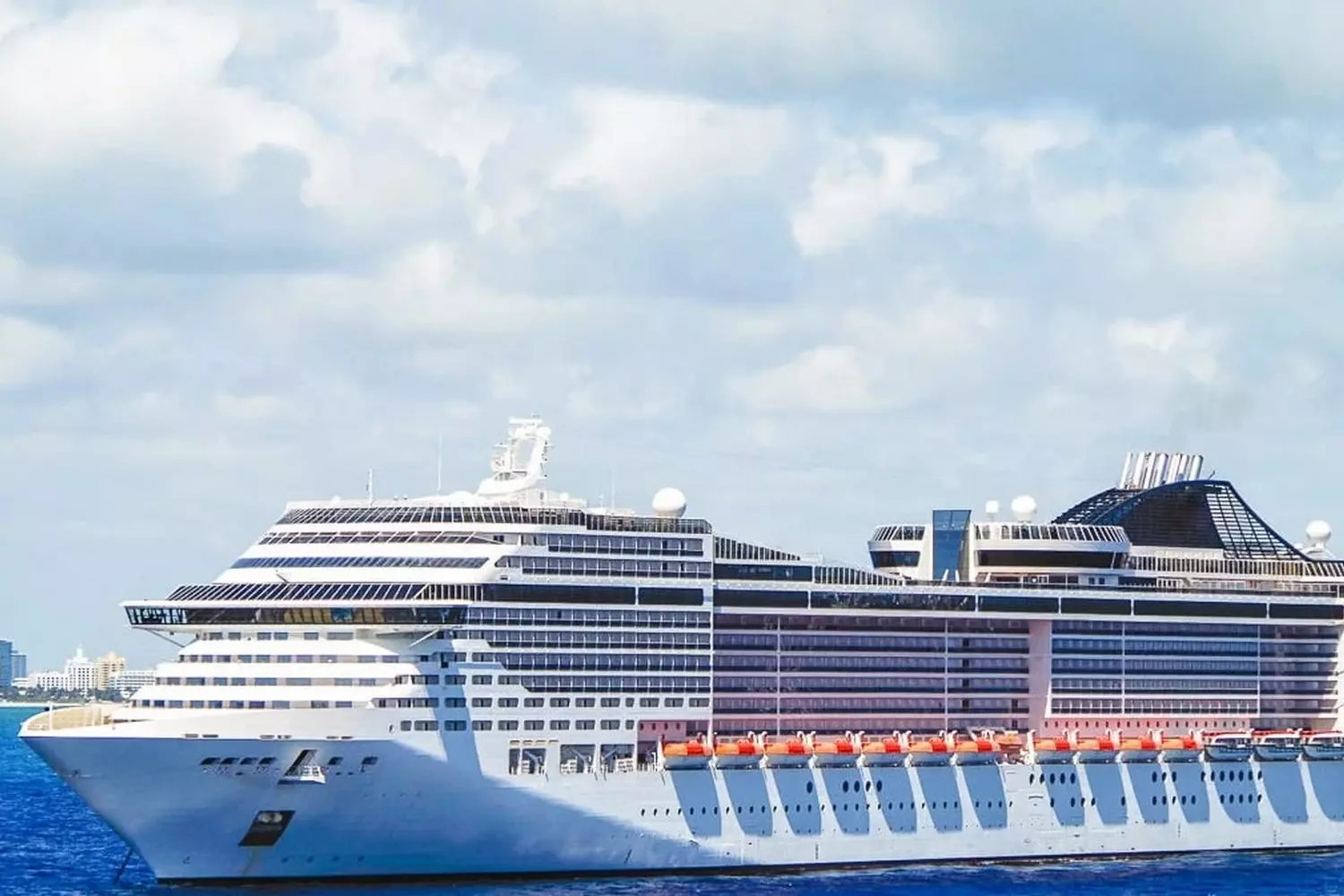 MSC Cruises — европейская элегантность в открытом море Круизный лайнер MSC Cruises у побережья