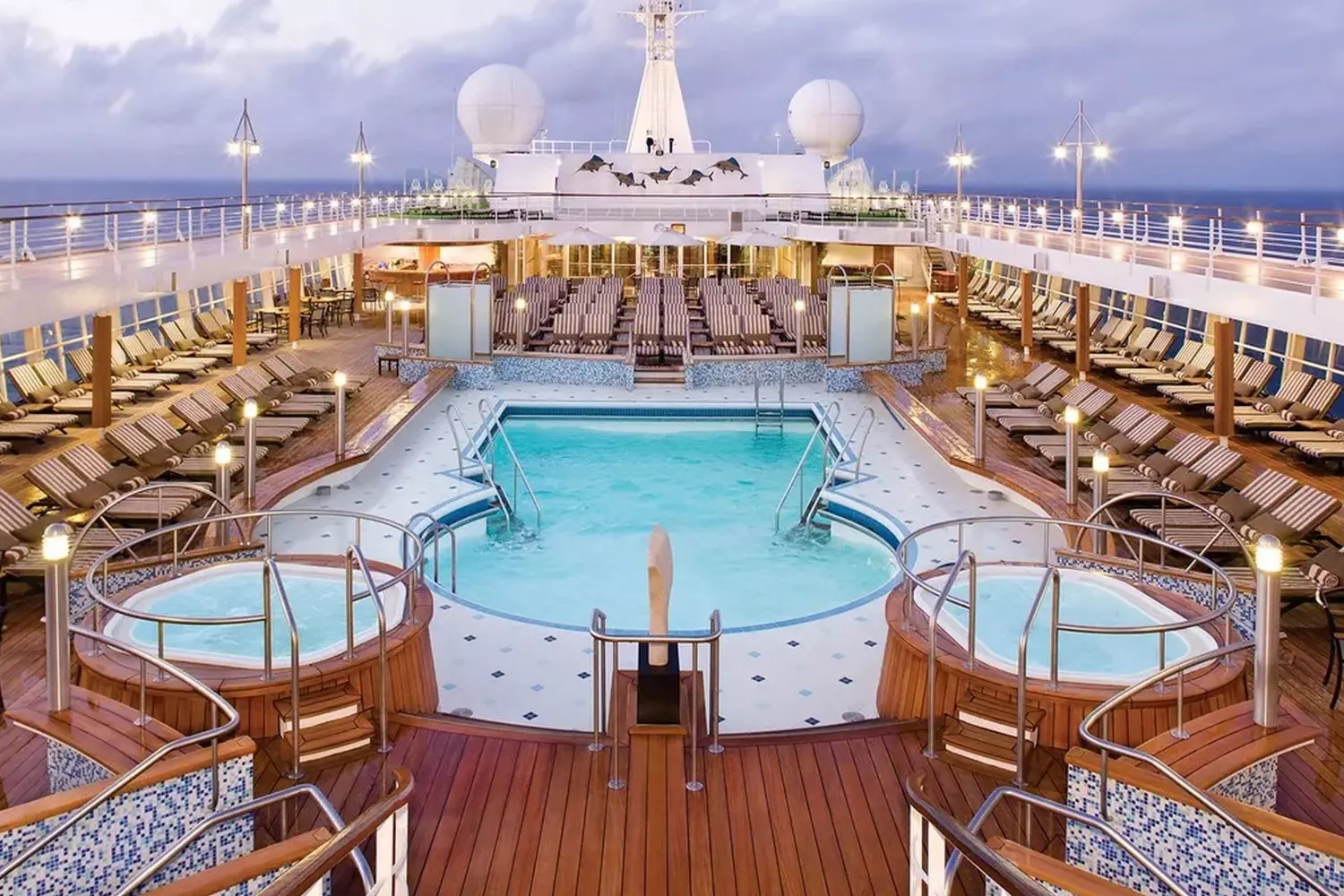 Regent Seven Seas Cruises — ультра-роскошь на море для взыскательных путешественников Роскошный круизный лайнер Regent Seven Seas Cruises в открытом море