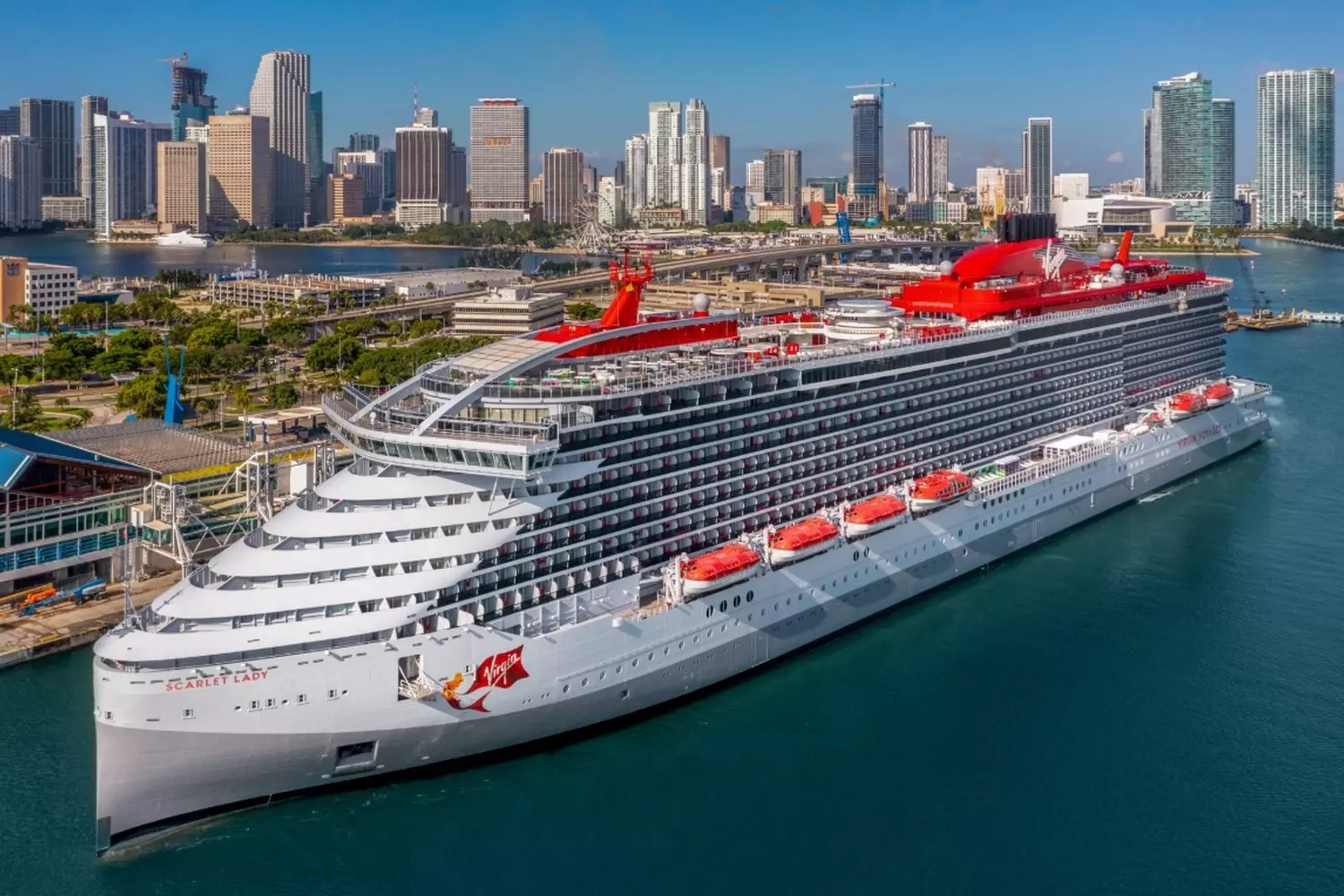 Virgin Voyages — новая эра стильных круизов только для взрослых Круизный лайнер Virgin Voyages в открытом море