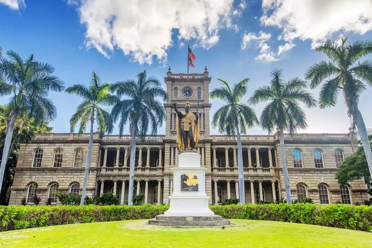 ʻIolani Palace in Honolulu: The Only Royal Palace in the USA A front view of the historic ʻIolani Palace in Honolulu, Oahu, showcasing its distinctive American Florentine architecture, manicured grounds, and the statue of King Kamehameha I