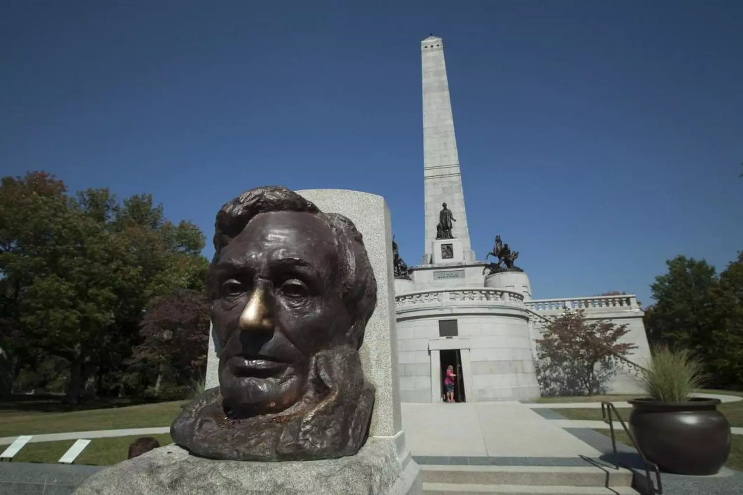 The Majestic Lincoln Memorial in Illinois: A Stone Giant Watching Over the Prairie Close-up view of the monumental Lincoln Memorial in Illinois featuring the massive granite head of Abraham Lincoln emerging from the ground, surrounded by prairie grasses under dramatic cloudy skies