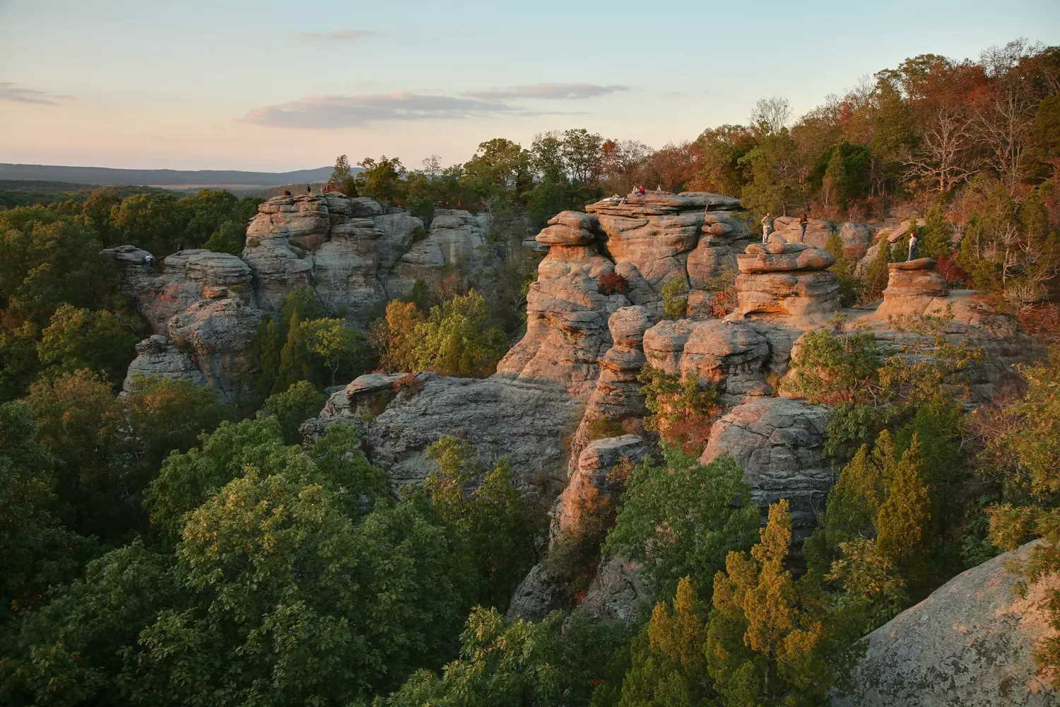 Wild Majesty: Exploring Illinois' Hidden Mountain Park Gem Panoramic view of a lush mountain park in Illinois with hiking trails winding through dense forests and rocky outcrops under a clear blue sky
