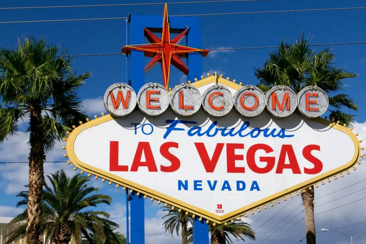 Знаковое приветствие: легендарная вывеска "Welcome to Fabulous Las Vegas Историческая вывеска 'Welcome to Fabulous Las Vegas', подсвеченная неоновыми огнями на фоне ночного неба, отмечающая официальный въезд на всемирно известный Лас-Вегас Стрип