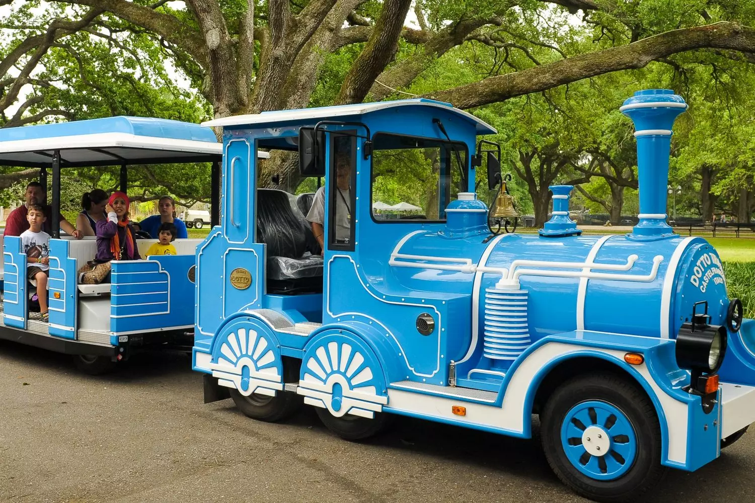 Экскурсионный поезд Swamp Train в зоопарке Audubon Zoo в Новом Орлеане