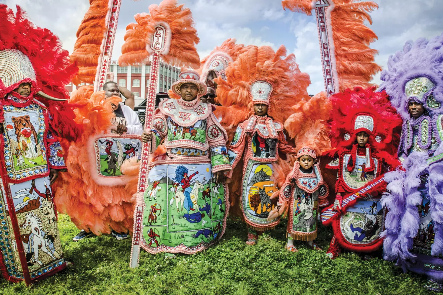 50 килограммов красоты и гордости на плечах одного человека Mardi Gras Indian в полном костюме из перьев, бисера и бархата