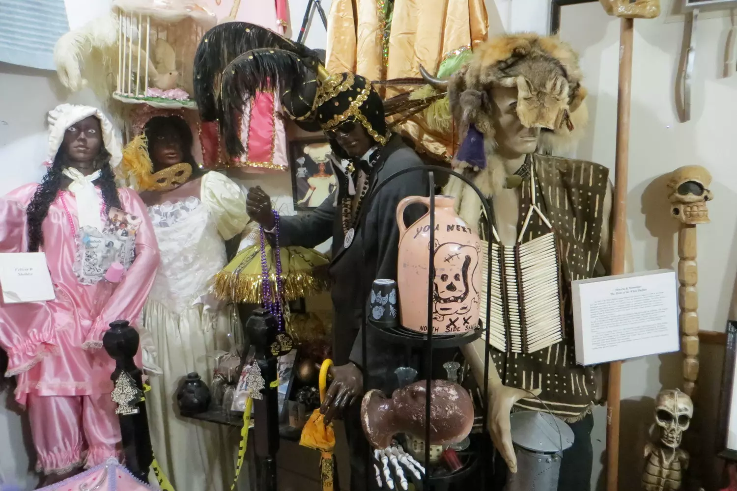 Экспонат Backstreet Museum как дверь в другую эпоху Предмет уличной культуры: будь то костюм, фотография, барабан или зонт