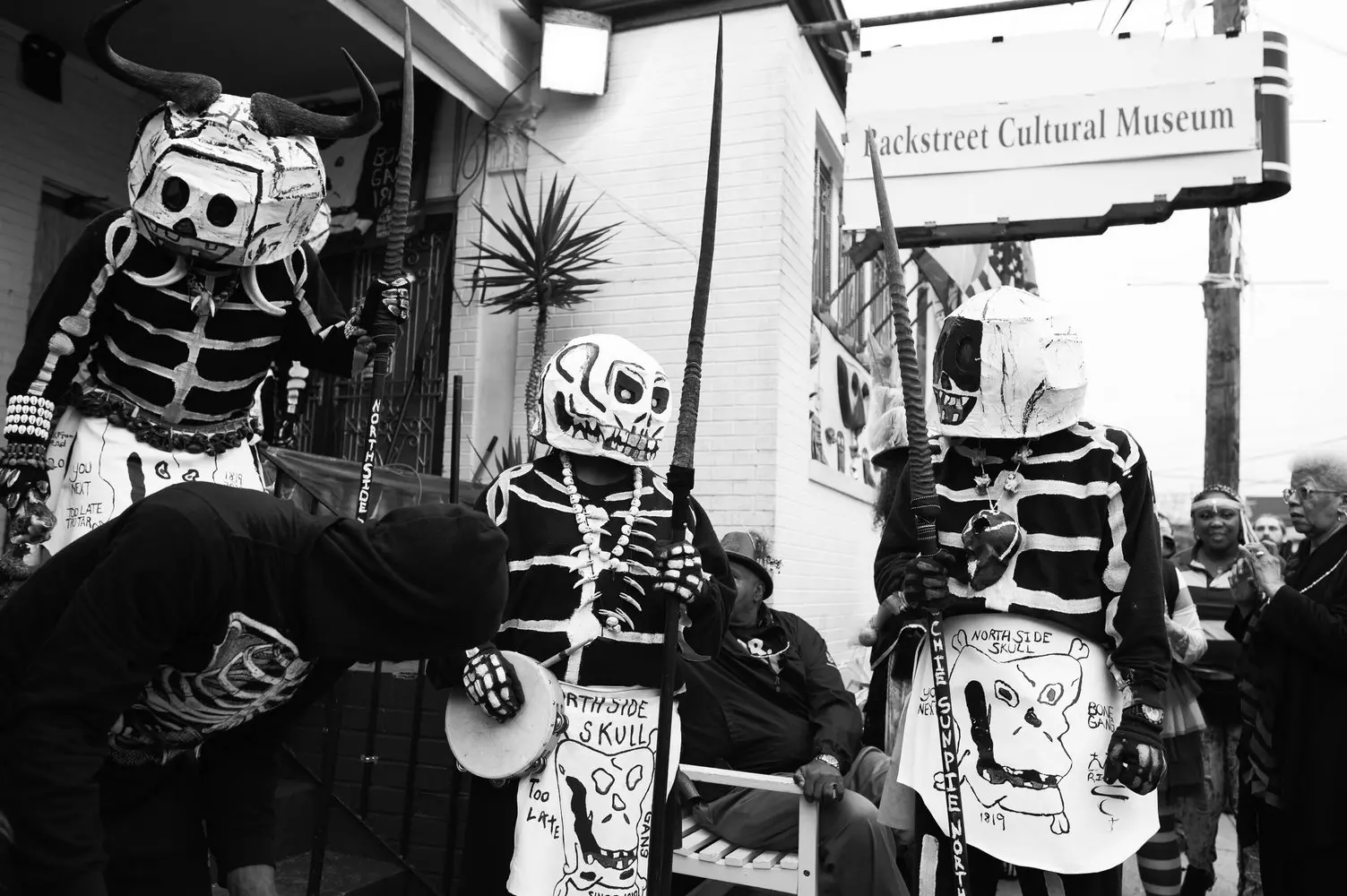 Жуткий карнавал у порога Backstreet Museum Крупный план участников традиции Bone Gang в костюмах скелетов