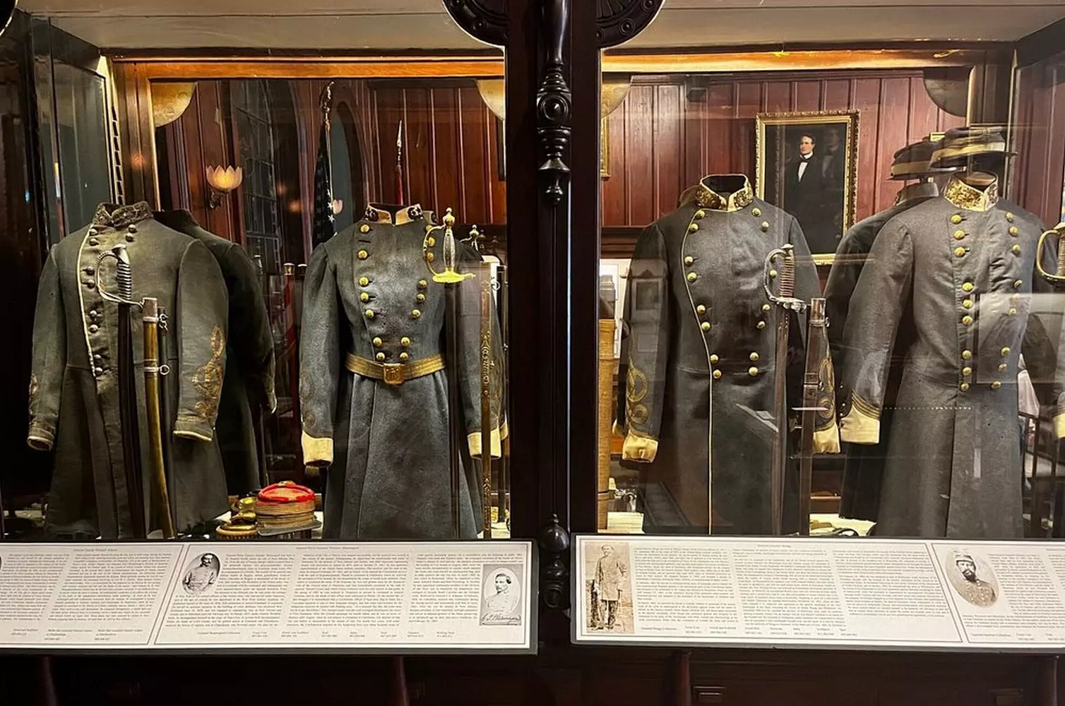 Стеклянная витрина с униформой времен Гражданской войны в музее Confederate Memorial Hall в Новом Орлеане: мундиры генералов и рядовых армии Конфедерации на манекенах