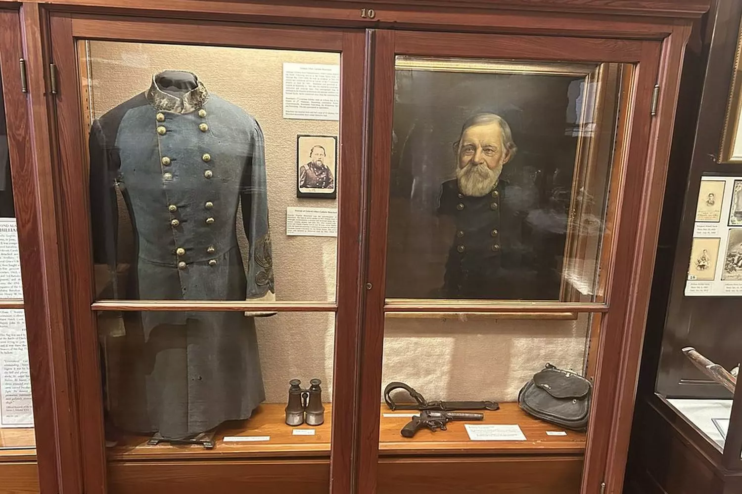 Стеклянная витрина с формой и оружием генерала Конфедерации в музее Confederate Memorial Hall в Новом Орлеане: мундир, сабля и личные вещи командира армии Юга