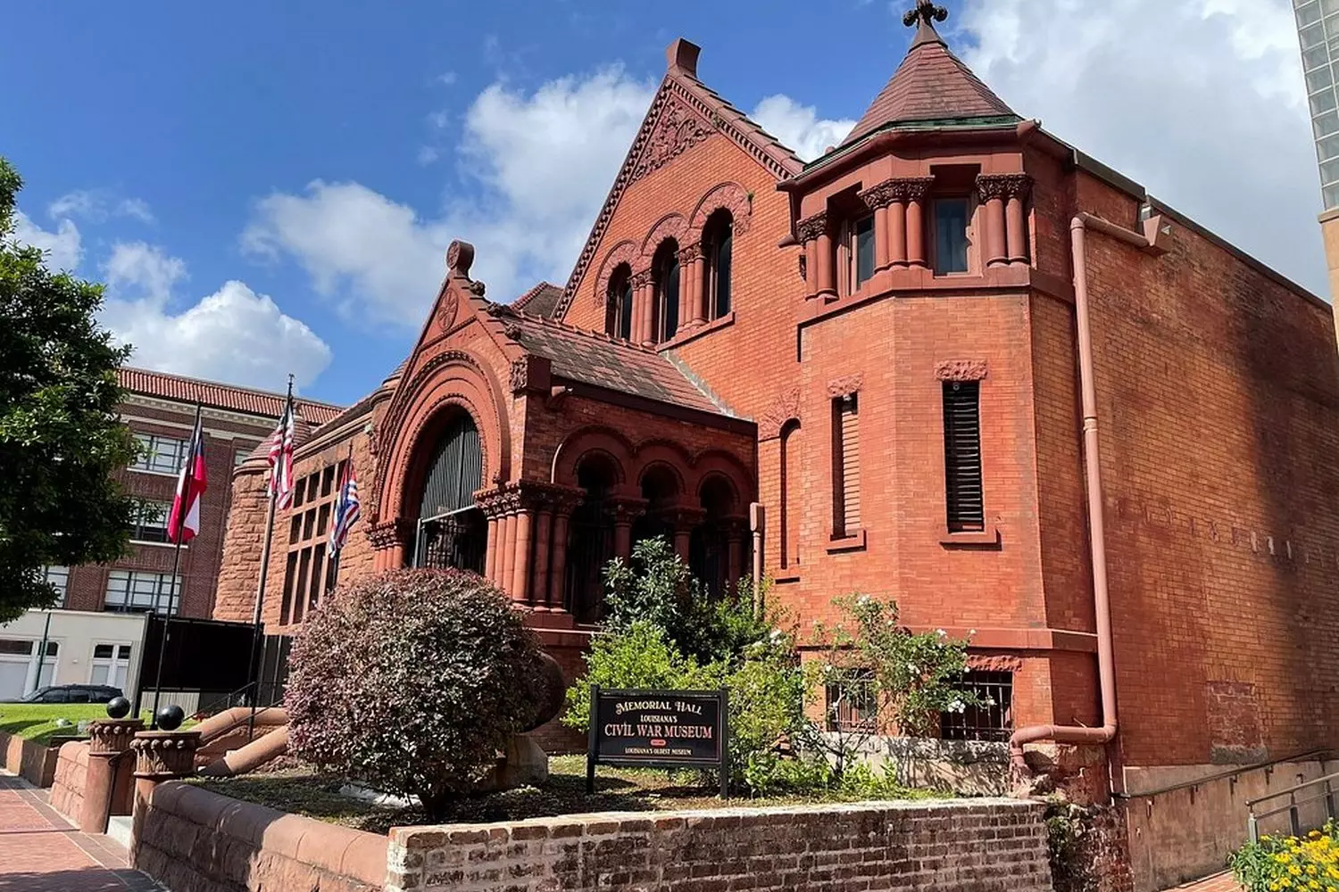 Историческое здание музея Confederate Memorial Hall в Новом Орлеане, Луизиана, выполненное в романском стиле с элементами ричардсоновского романского стиля