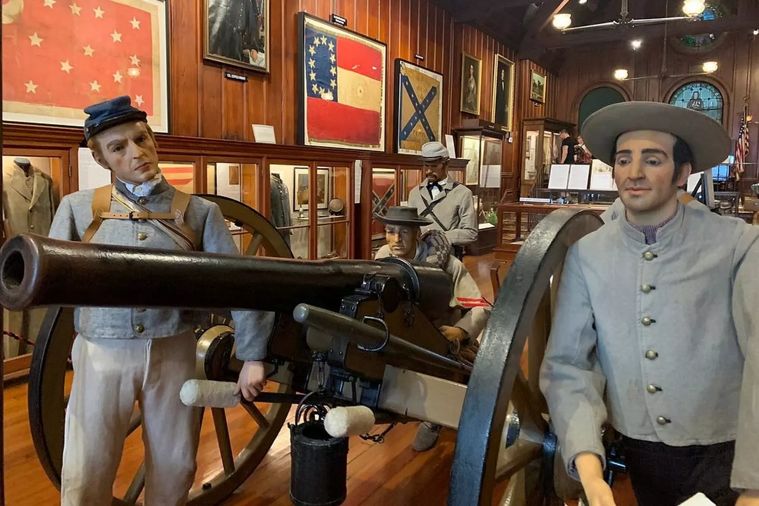 Интерьер Confederate Memorial Hall в Новом Орлеане, практически не изменившийся с момента открытия в 1891 году: артиллерийское орудие в центре, по периметру — манекены и витрины с формой, оружием и флагами Конфедерации