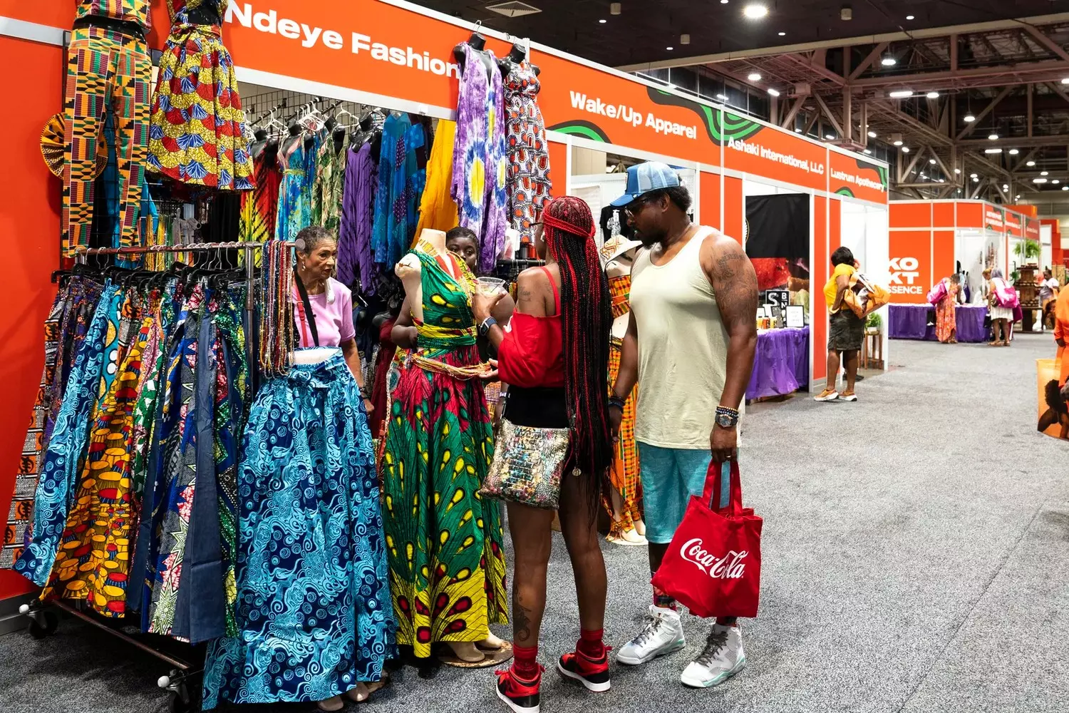 Стенд с африканской одеждой на маркете Essence Festival, яркие ткани и принты, представленные дизайнерами из африканской диаспоры