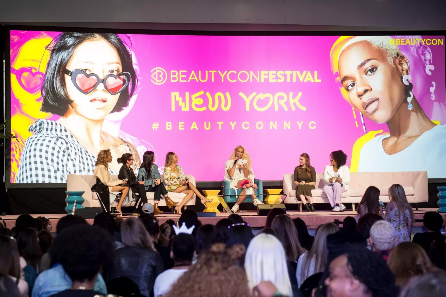 Мероприятие BeautyCon на Essence Festival в Новом Орлеане, участницы обсуждают бьюти-тренды, стенды с косметикой, яркая атмосфера