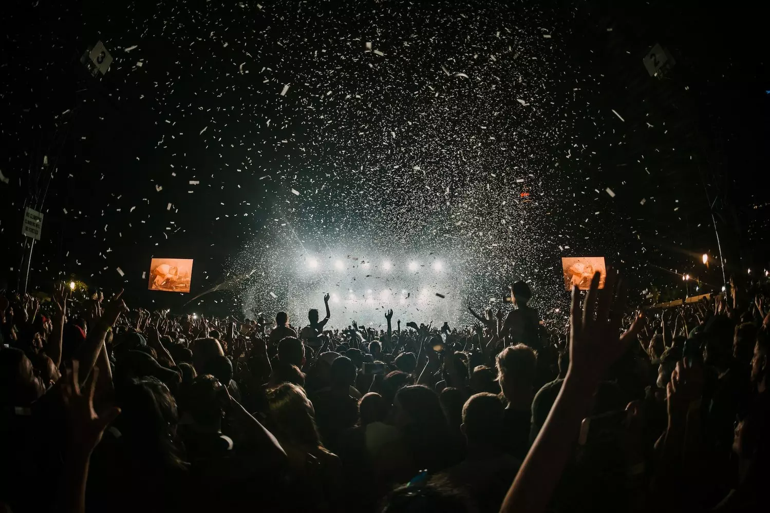 Огромное пространство зала на Essence Festival, толпа людей, светящиеся смартфоны в воздухе, лазеры и дымовая завеса, шоу в самом разгаре