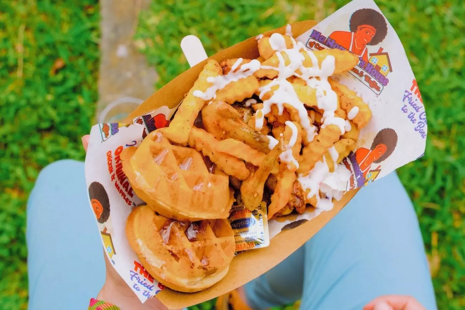 Традиционная луизианская кухня на French Quarter Festival — фудтраки с гамбо, этауффе и жареными устрицами