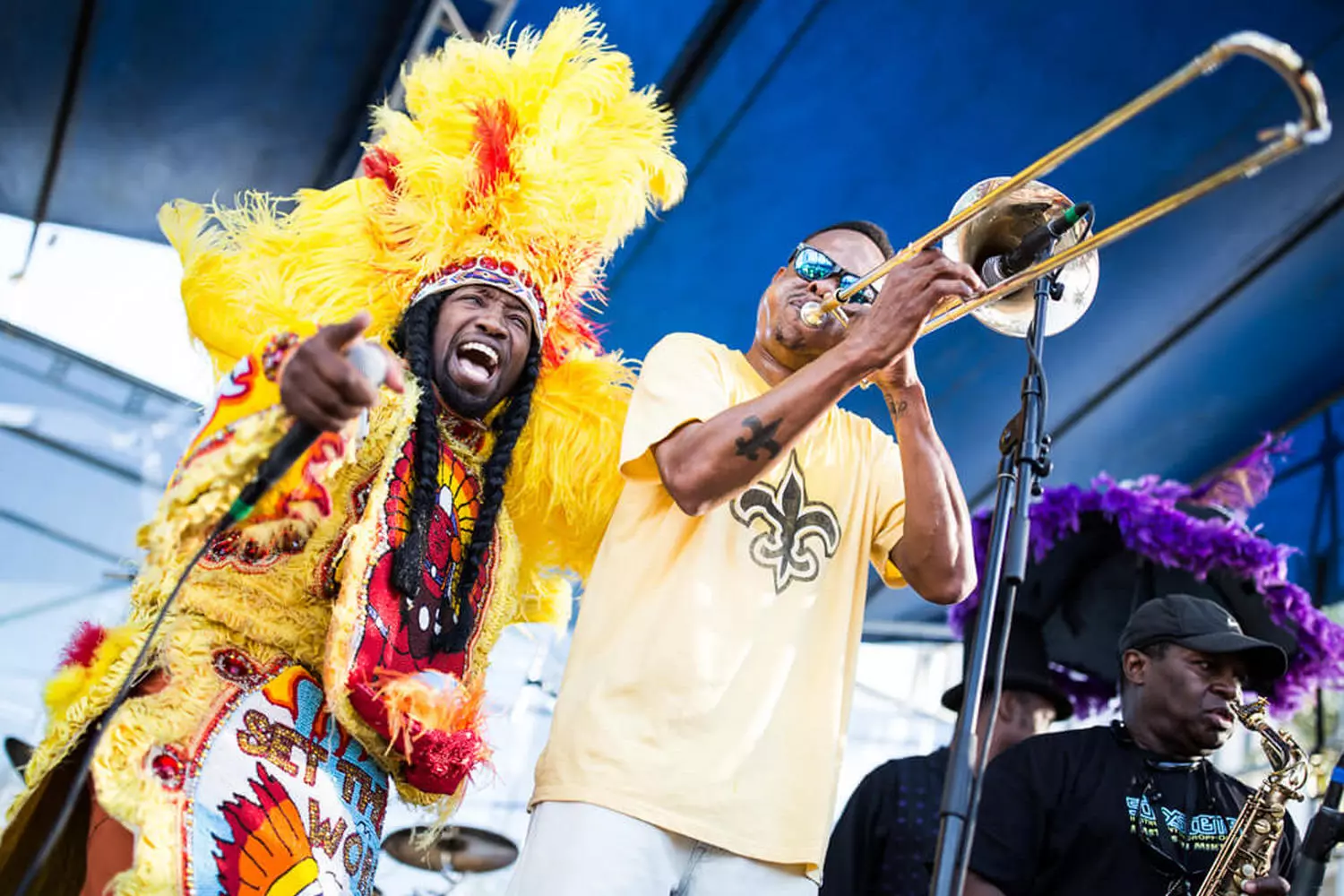 Музыканты выступают на сцене во время French Quarter Festival в Новом Орлеане перед многотысячной аудиторией