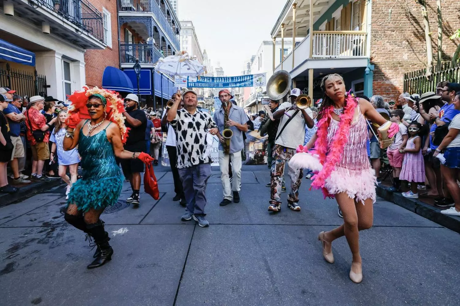 Парад French Quarter Festival в Новом Орлеане — марширующий оркестр и танцующая толпа на улицах Французского квартала