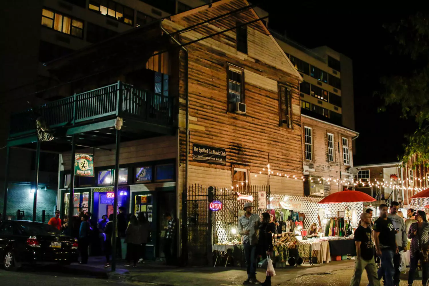 Ночная улица Frenchmen Street в Новом Орлеане — гуляющие люди, джазовые клубы и исторические креольские здания с балконами