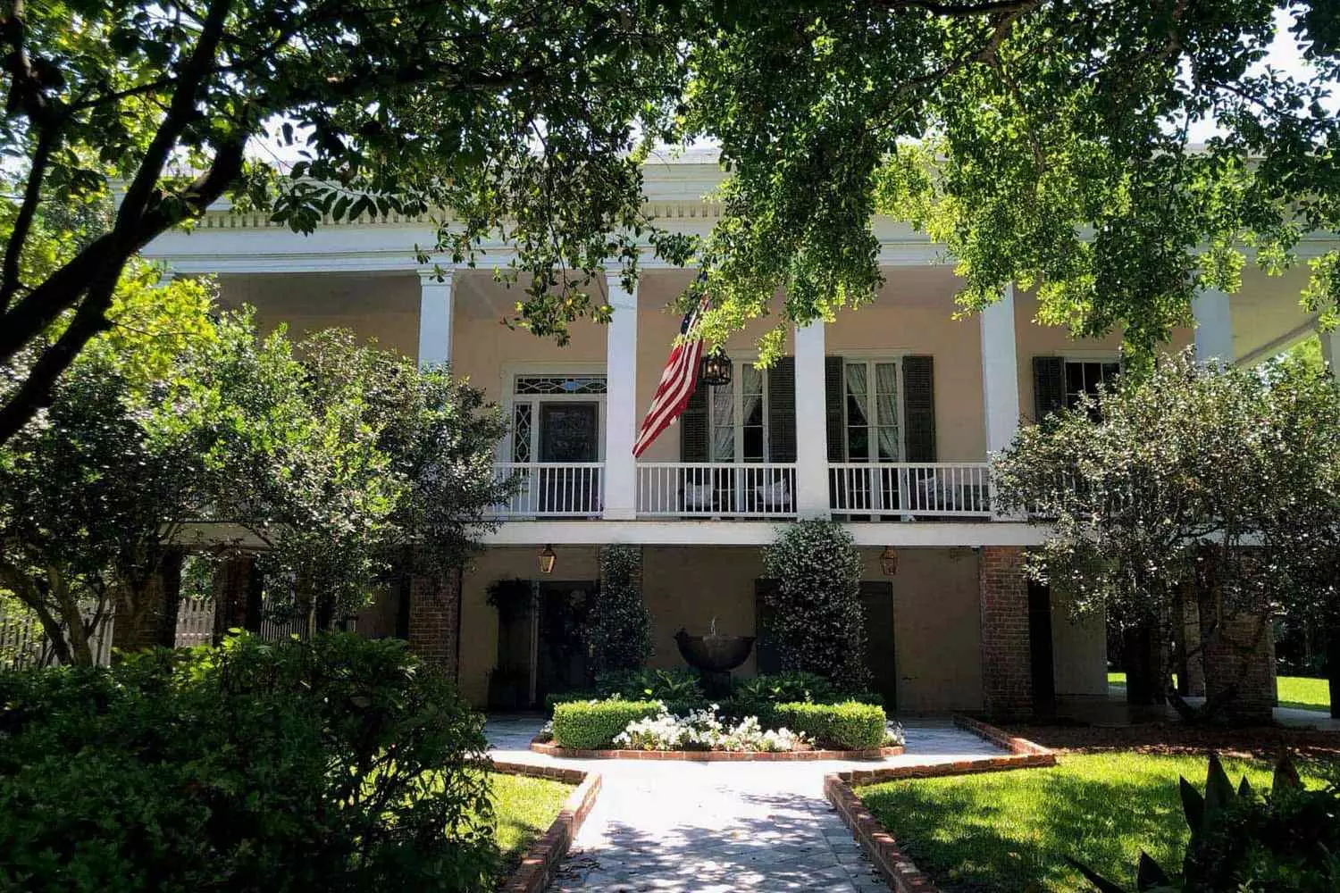 Toby's Corner — старейший особняк в греческом стиле в Garden District, построенный в 1838 году на Притания-стрит, Новый Орлеан