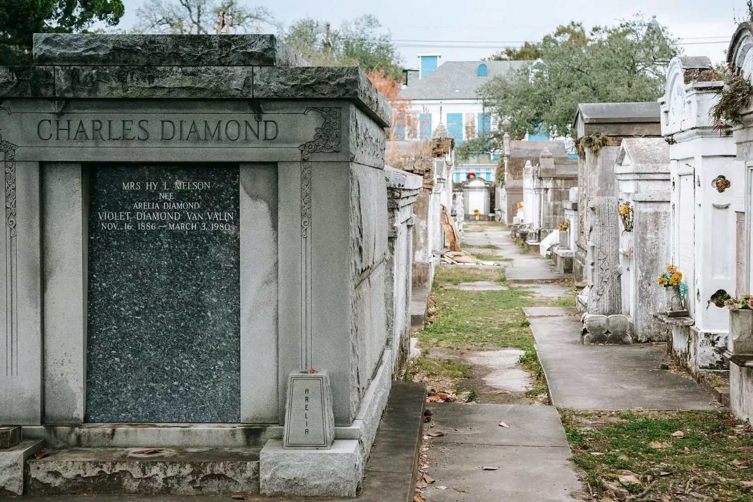 Историческое кладбище Lafayette Cemetery No. 1 с надземными склепами в районе Garden District, Новый Орлеан