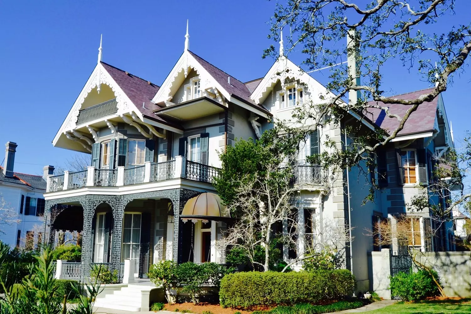 Исторический особняк в Garden District с резными деревянными фасадами и покатой крышей, Новый Орлеан