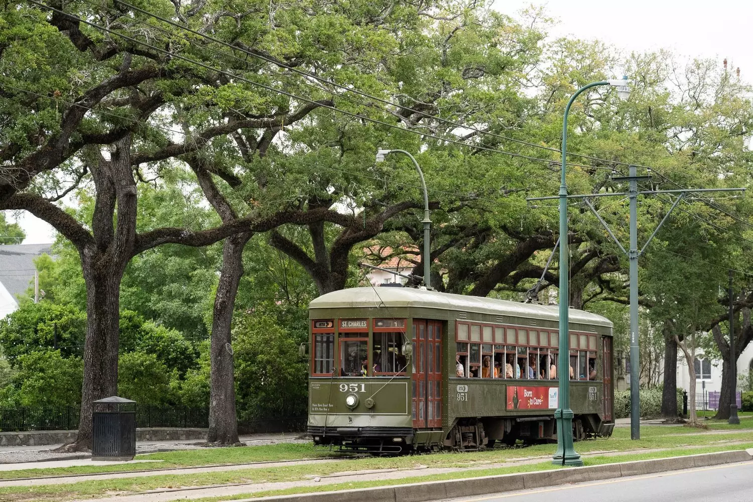 Зелёный трамвай St. Charles на фоне исторических особняков в Garden District, Новый Орлеан