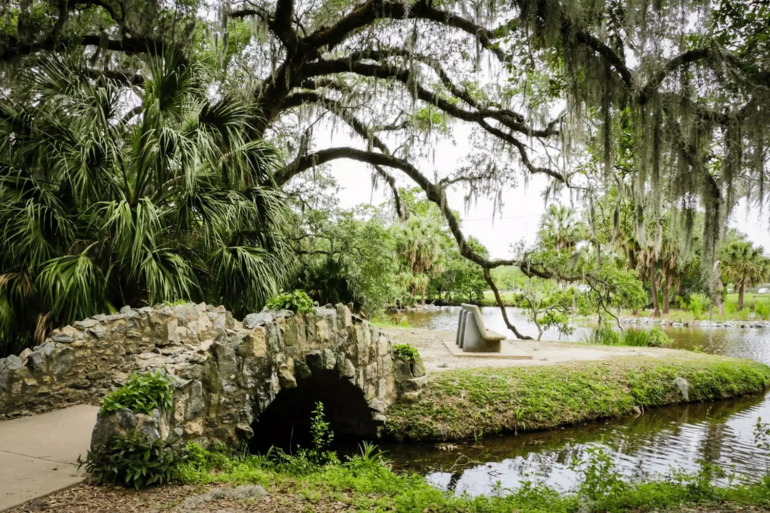 Зелёная парковая зона с живописным прудом в районе Garden District, Новый Орлеан