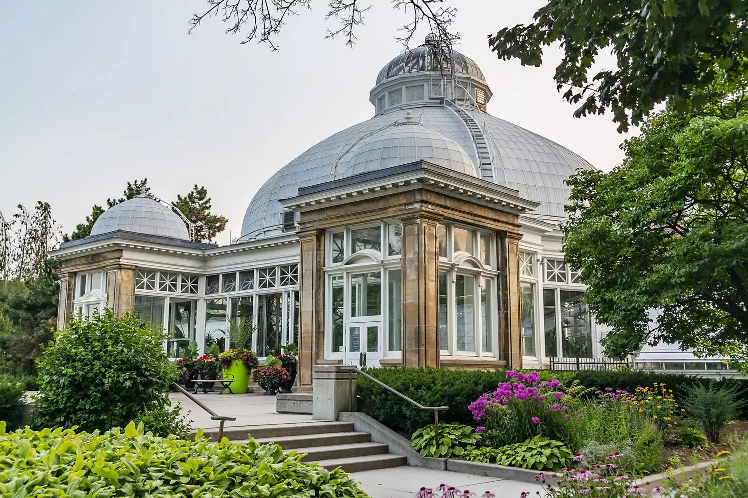Исторический особняк с элегантной купольной крышей в районе Garden District, Новый Орлеан