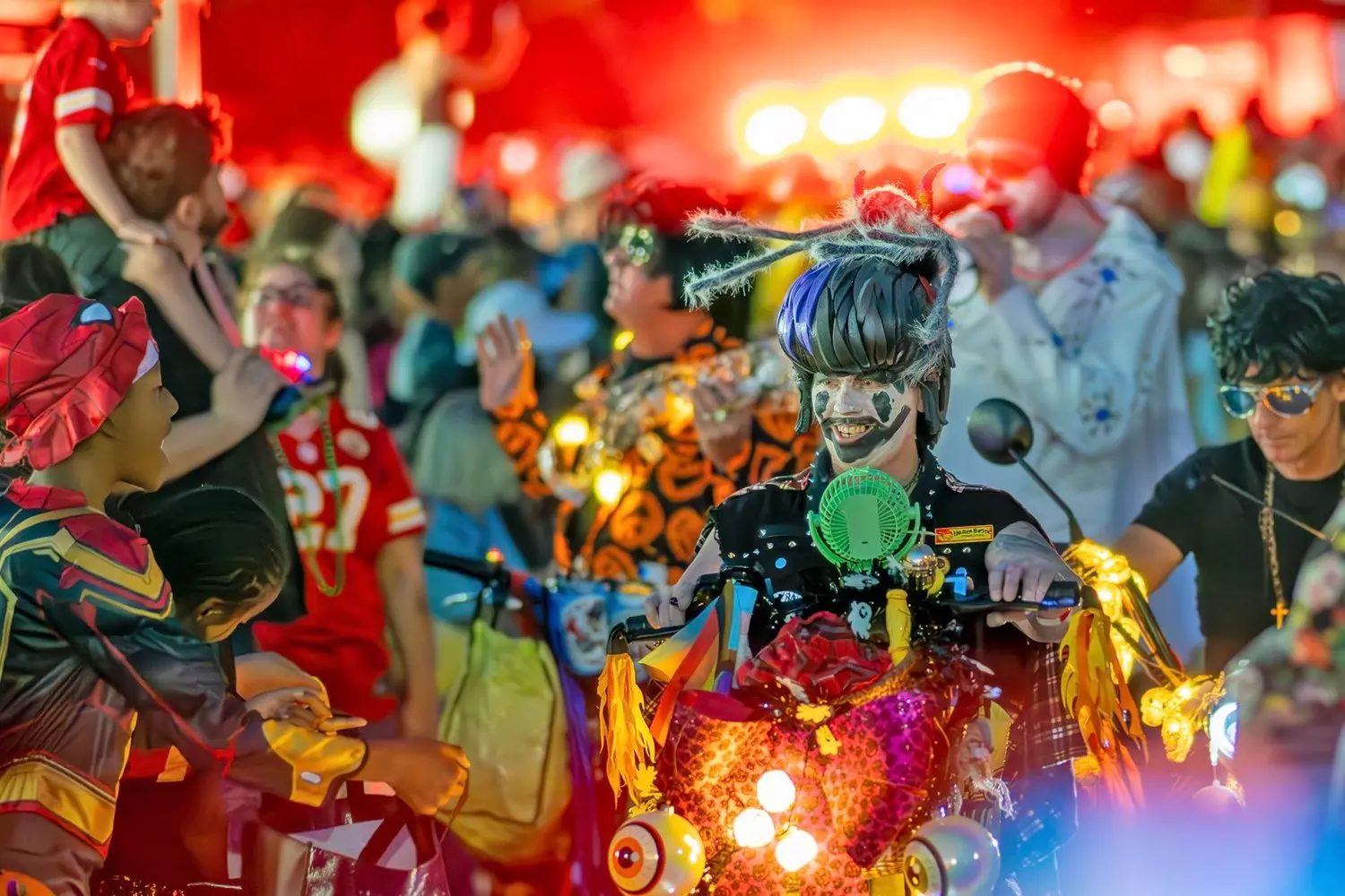 Райдеры Krewe of Boo в карнавальных костюмах на хэллоуинском параде в Новом Орлеане