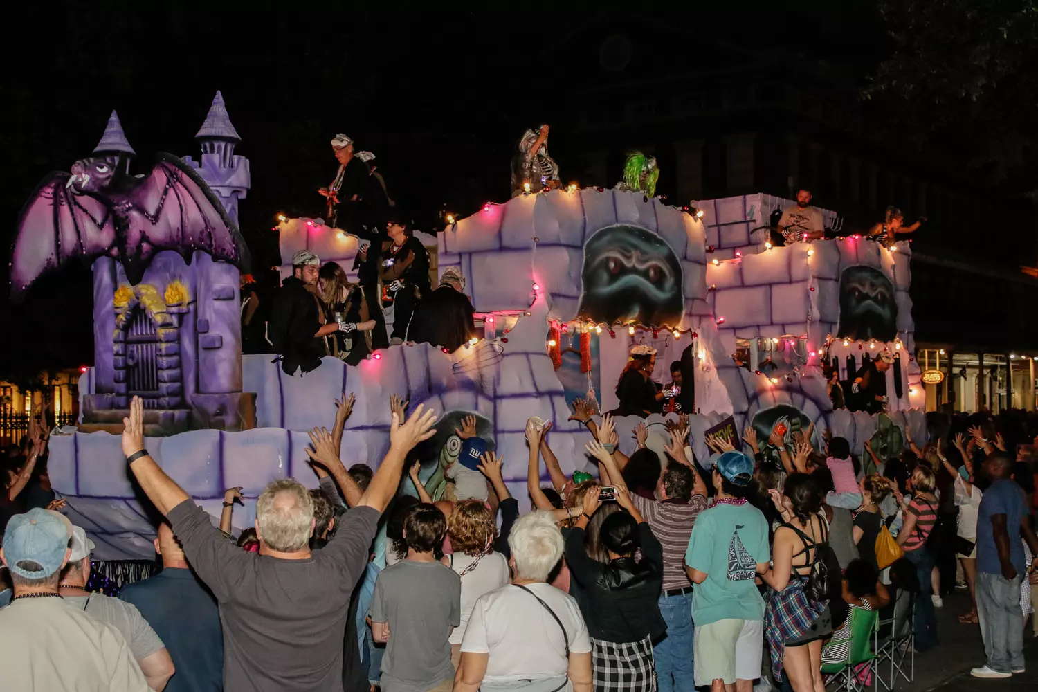 Карнавальная платформа Krewe of Boo с замком привидений на хэллоуинском параде в Новом Орлеане