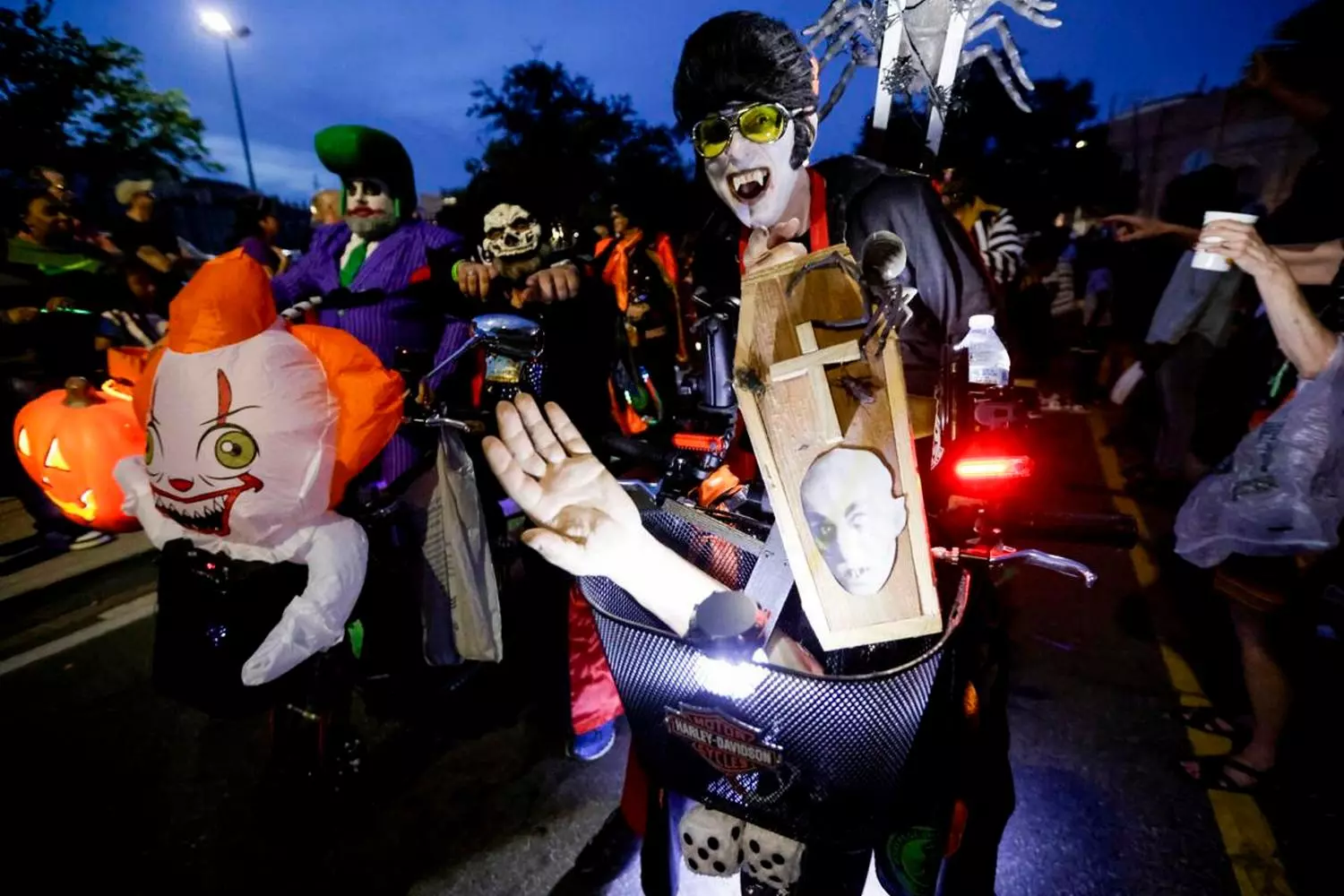 Участники Krewe of Boo в карнавальных костюмах на мотоциклах на хэллоуинском параде в Новом Орлеане