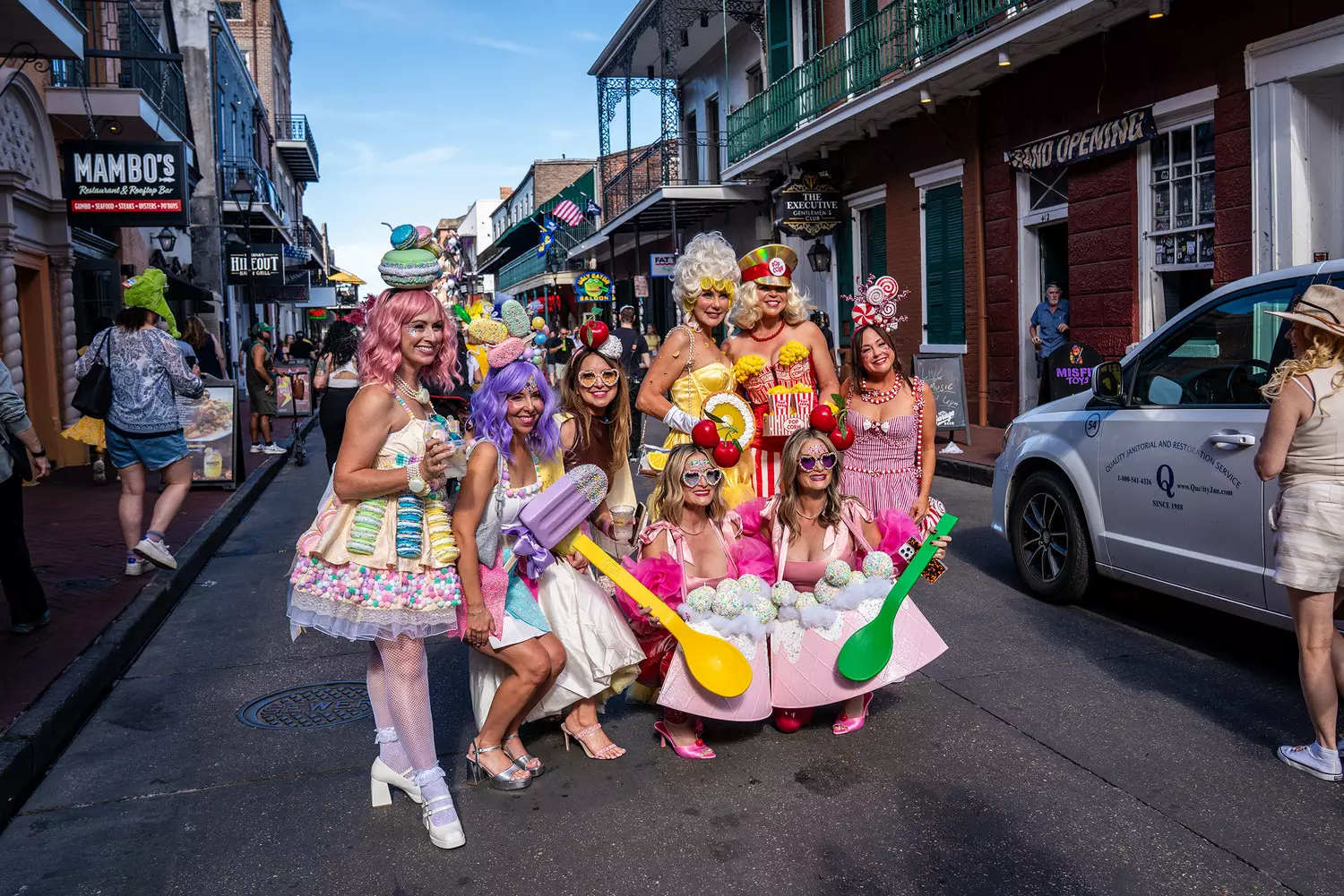 Участницы Krewe of Boo в ярких костюмах пироженок с кремом и посыпкой на хэллоуинском параде в Новом Орлеане