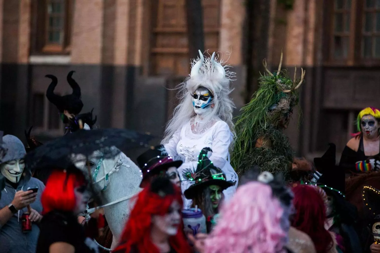Участники Krewe of Boo в костюмах луизианской нечисти — ругару, болотных ведьм и призраков каджунского фольклора — на хэллоуинском параде в Новом Орлеане