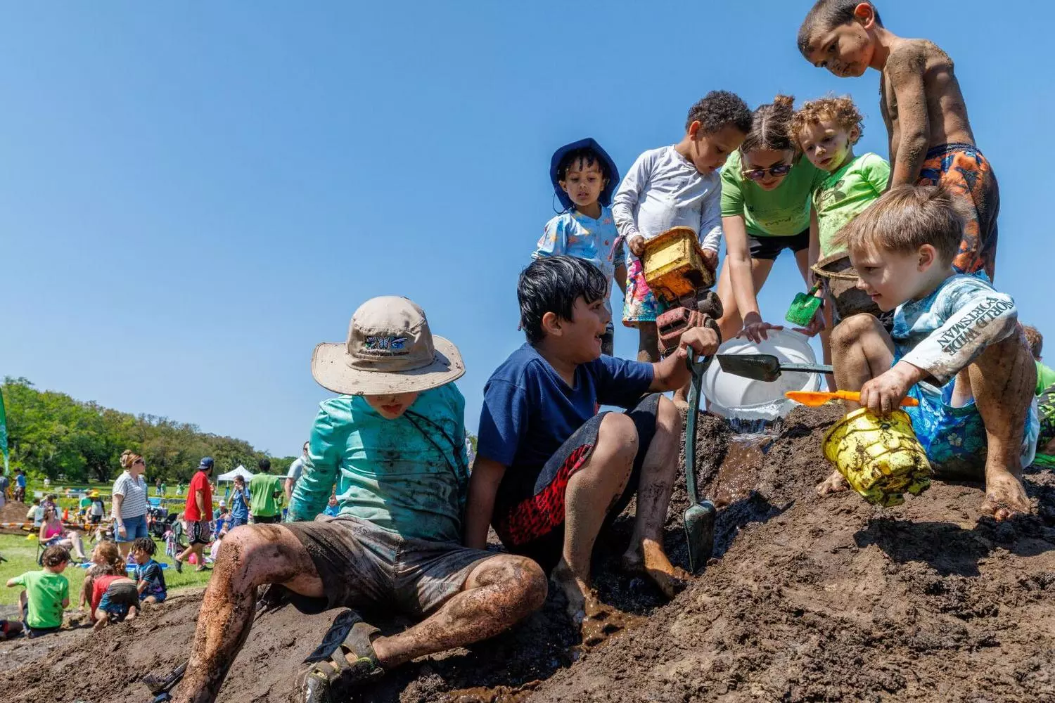 Фестиваль Mud Fest в Музее детей Луизианы в Новом Орлеане — дети с головой окунулись в грязь и весело проводят время на гигантской куче грязи из пяти грузовиков