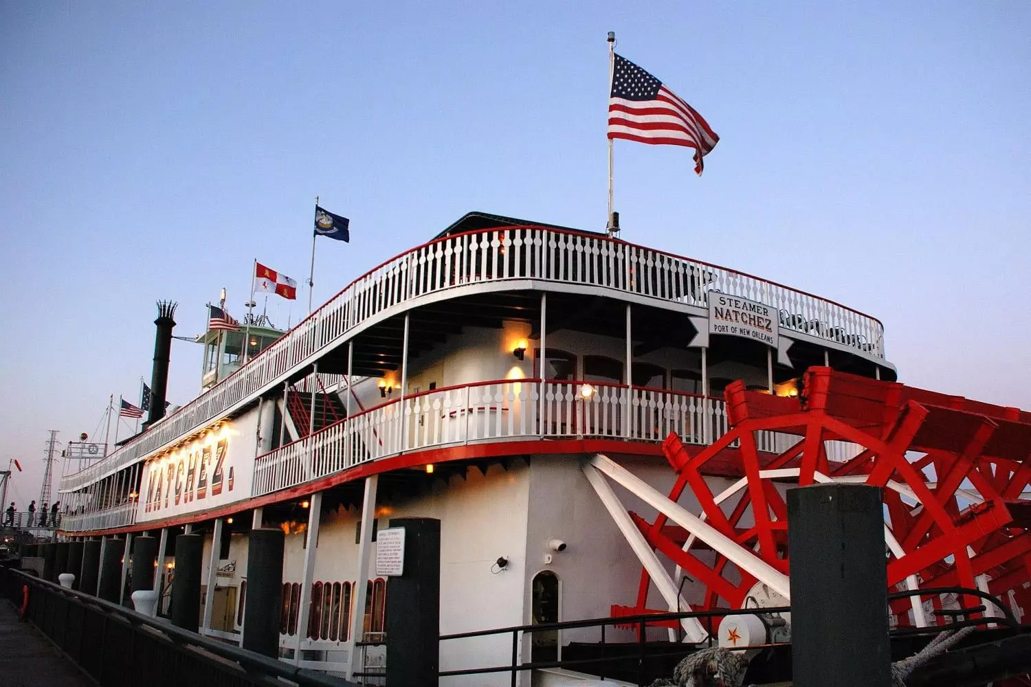 Легендарный колёсный пароход Steamboat Natchez на реке Миссисипи в Новом Орлеане, Луизиана, США