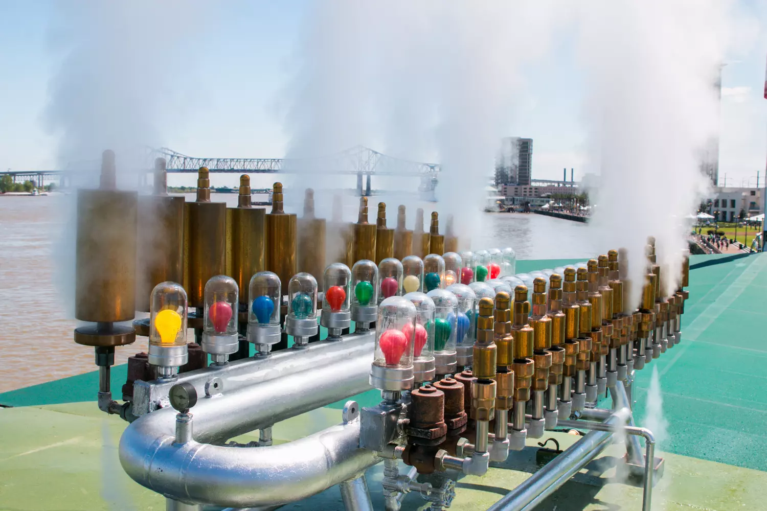 Паровой каллиопа (32-нотный паровой орган) на борту Steamboat Natchez в Новом Орлеане, Луизиана, США