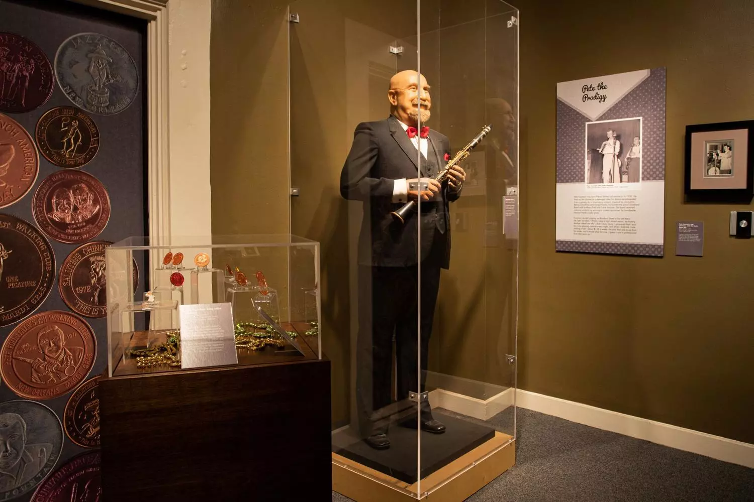 Экспозиция New Orleans Jazz Museum, посвященная великому джазовому музыканту: личные вещи, фотографии, инструменты и нотные записи