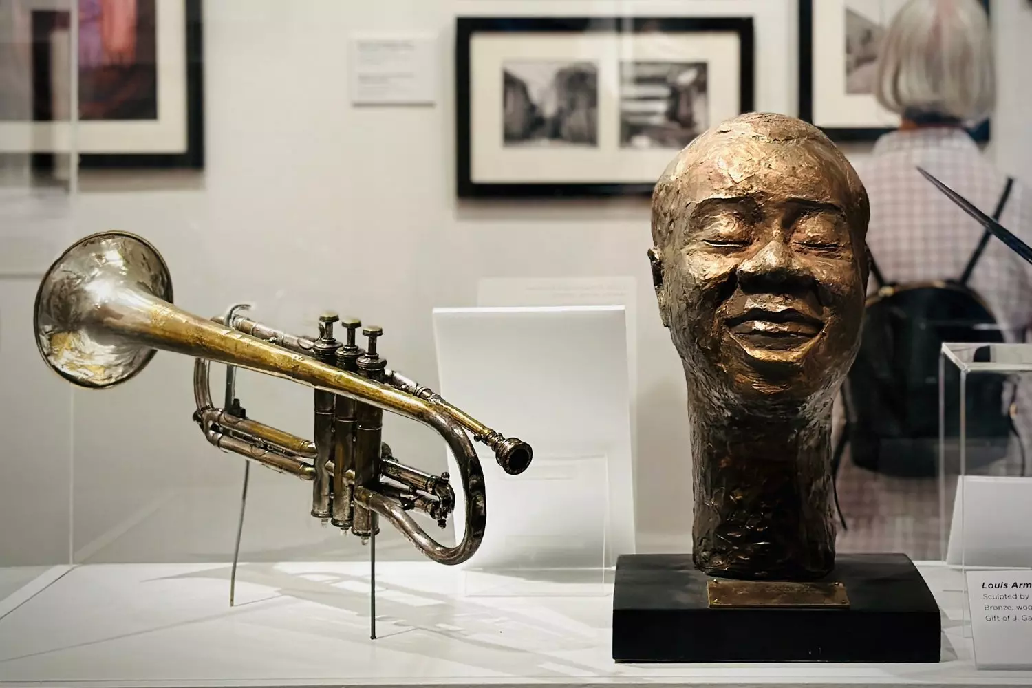 Экспозиция New Orleans Jazz Museum, посвященная Луи Армстронгу: бронзовый бюст трубача и его знаменитая труба на постаменте