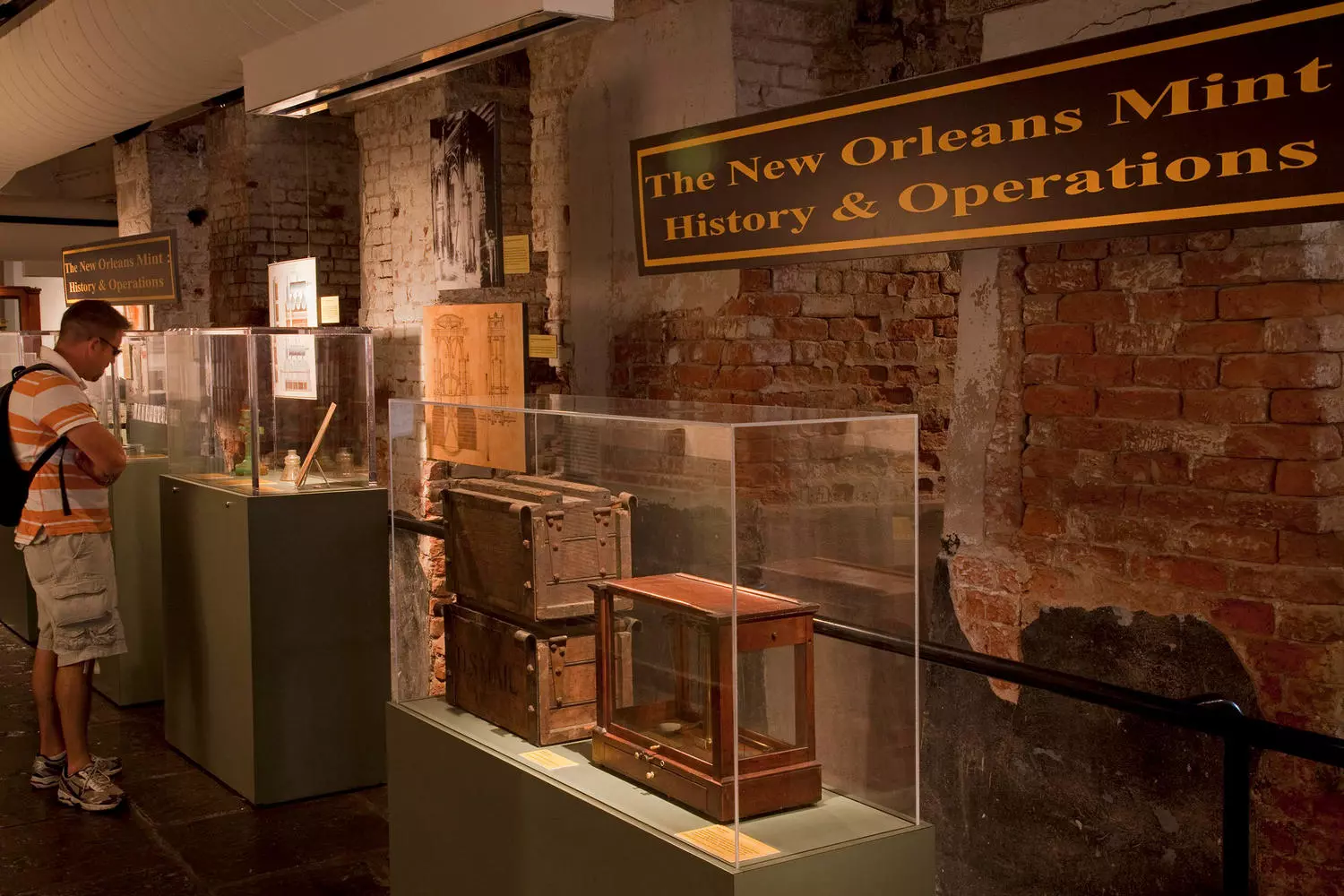 Одна из экспозиций New Orleans Jazz Museum: музейная витрина с джазовыми инструментами, историческими фотографиями и артефактами