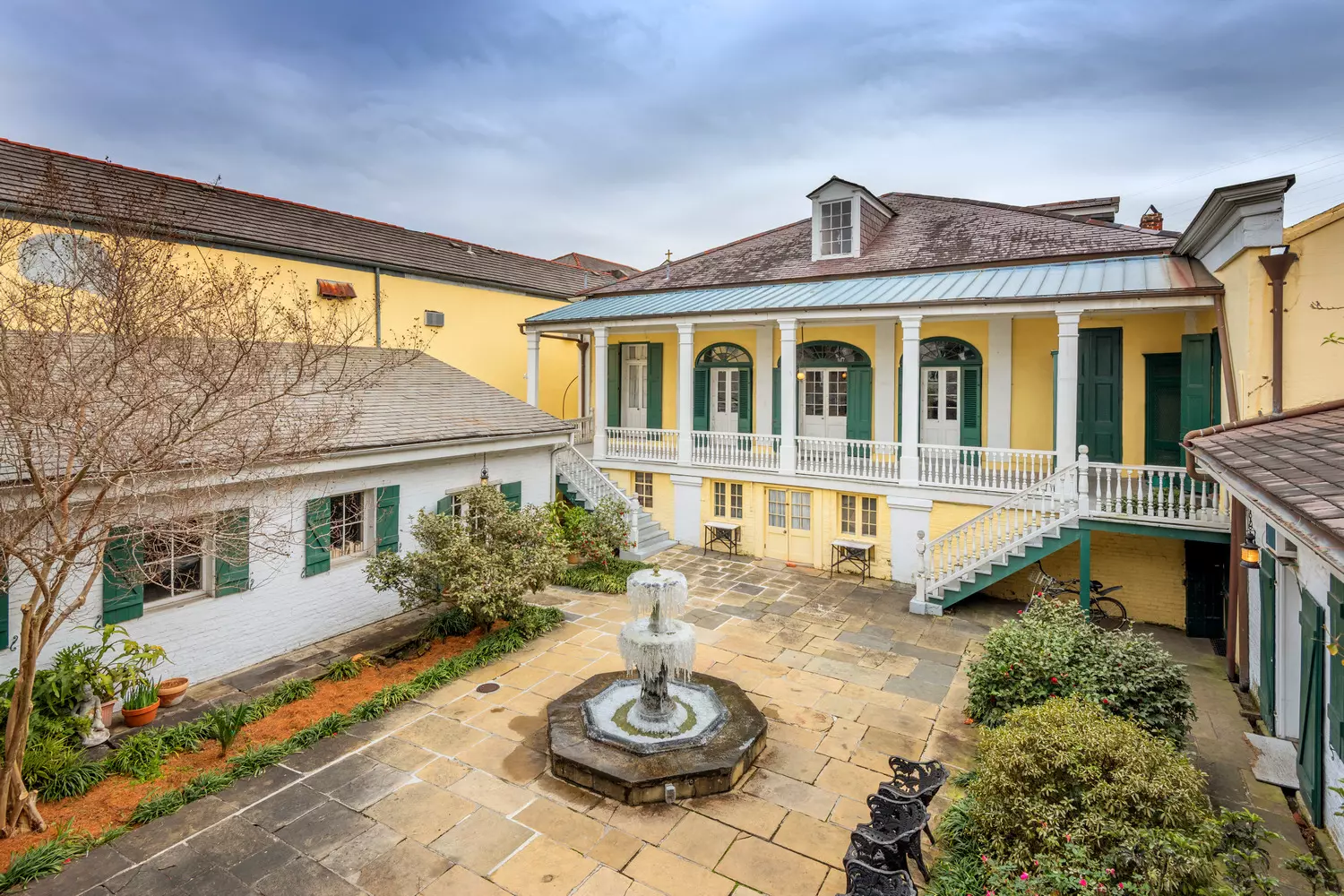 Исторический особняк Beauregard-Keyes House, расположенный по адресу 1113 Chartres Street во Французском квартале Нового Орлеана