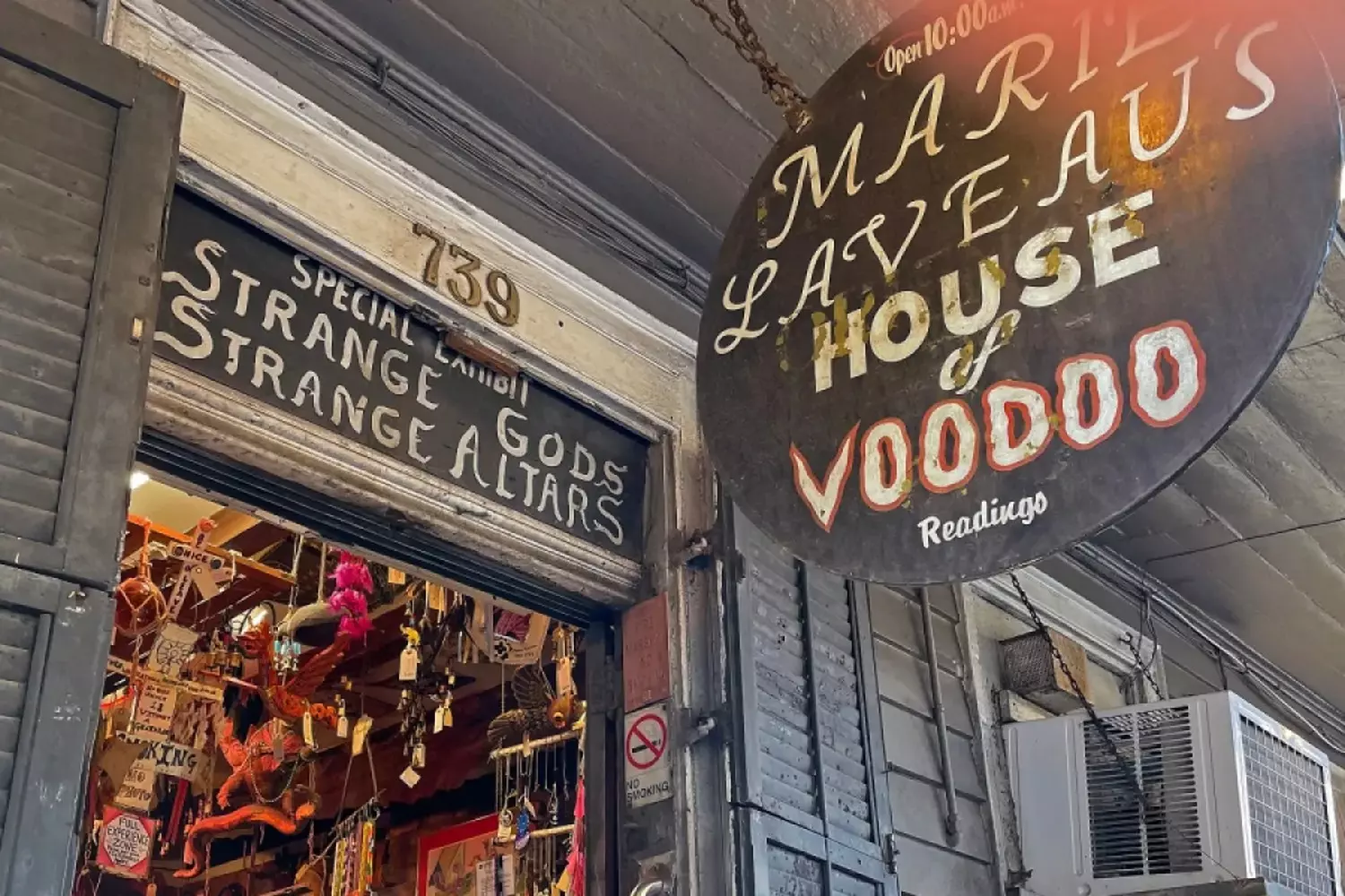 Яркая вывеска магазина вуду Marie Laveau's House of Voodoo на Бурбон-стрит во Французском квартале Нового Орлеана, Луизиана