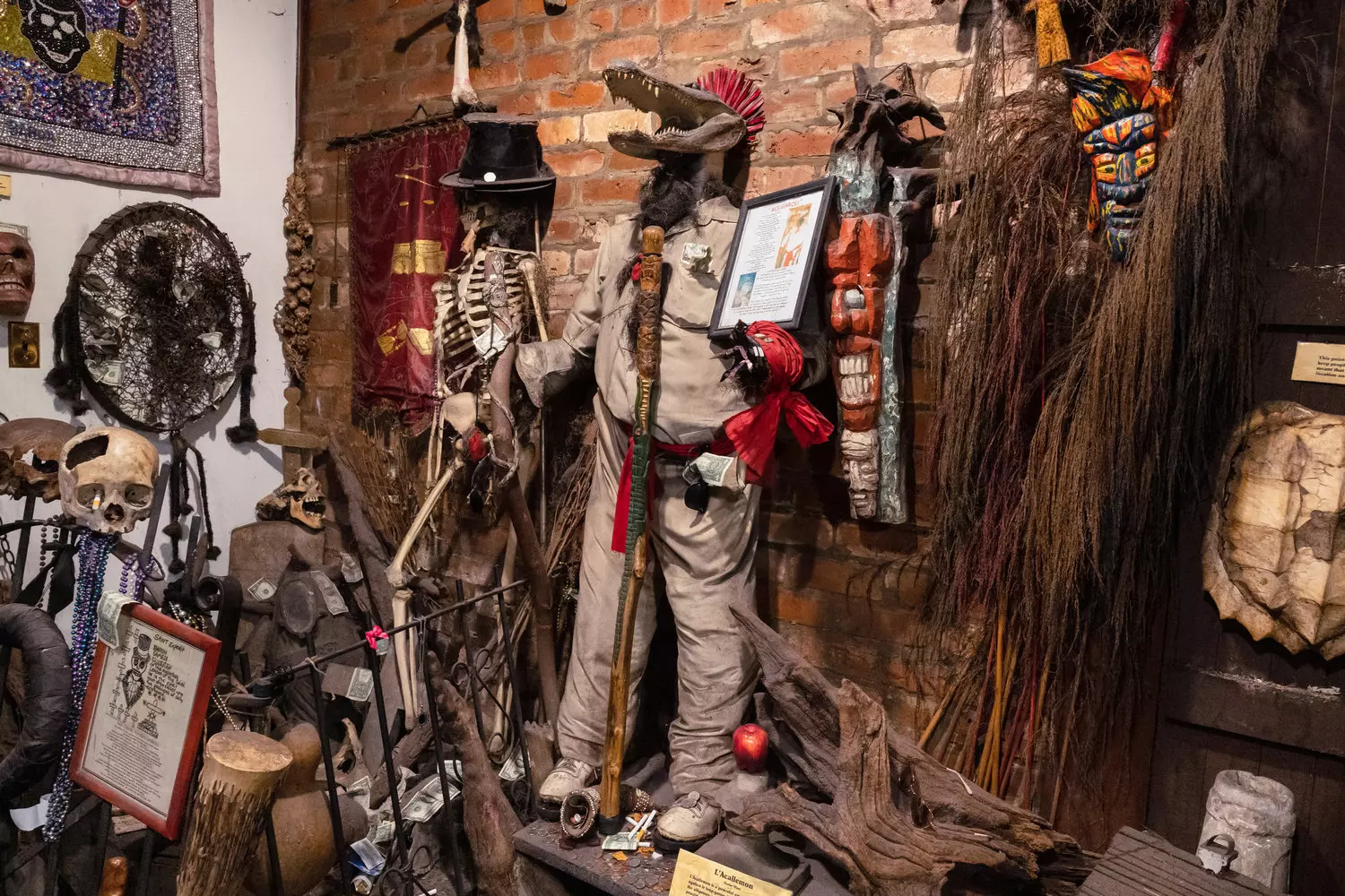 Выставка артефактов вуду в Историческом музее вуду Нового Орлеана (Historic Voodoo Museum) во Французском квартале